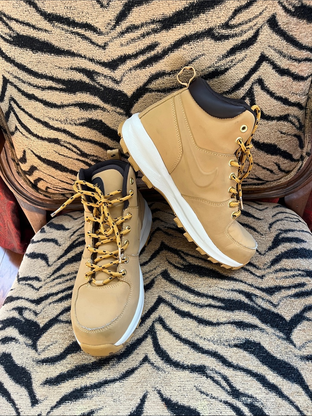 Nike Manoa Mens 8.5 Tan and Black Work Boot